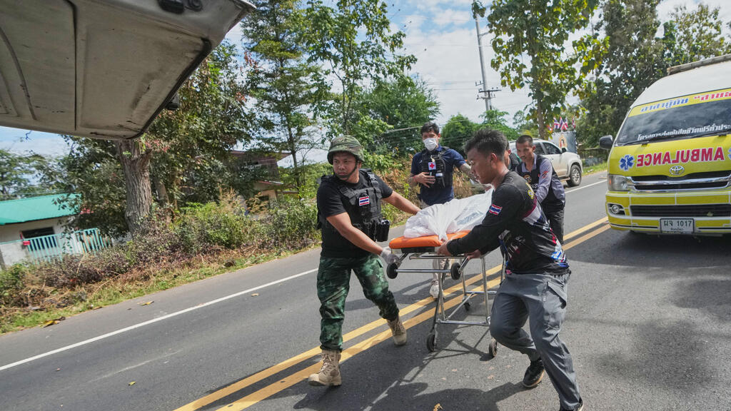 Các thành viên đội cứu hộ Thái Lan chuyển một thi thể lên xe sau cuộc pháo kích của Cam Bốt tại tỉnh Sisaket, ngày 14 tháng 12 năm 2025.