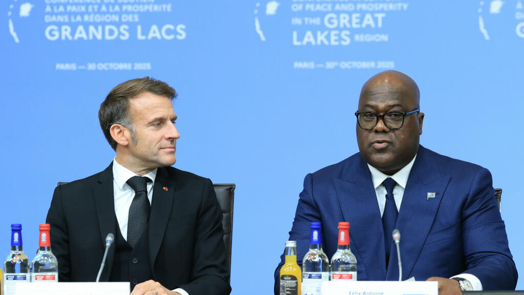 Le président français Emmanuel Macron regarde le président de la République démocratique du Congo Félix Tshisekedi lors d'une conférence visant à soutenir la paix et la prospérité dans la région des Grands Lacs, à Paris, le jeudi 30 octobre 2025.