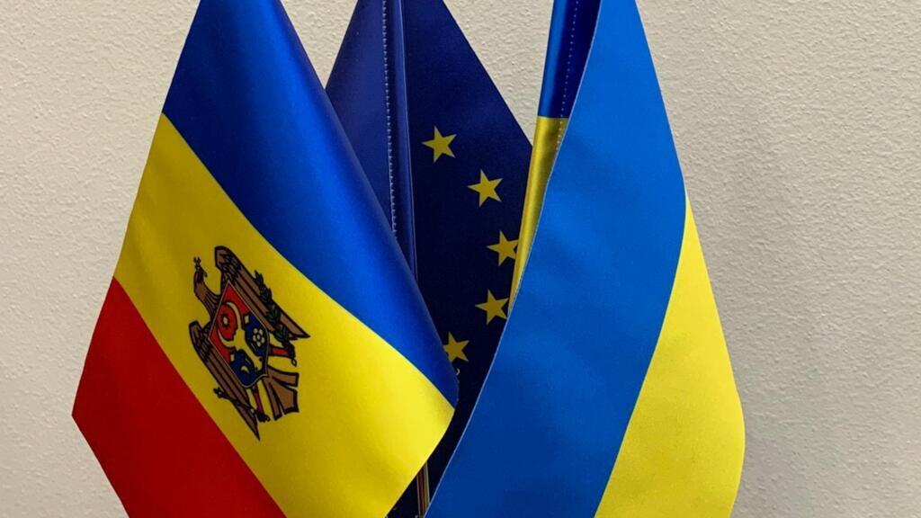 Steagurile R. Moldova, Uniunii Europene și Ucrainei.