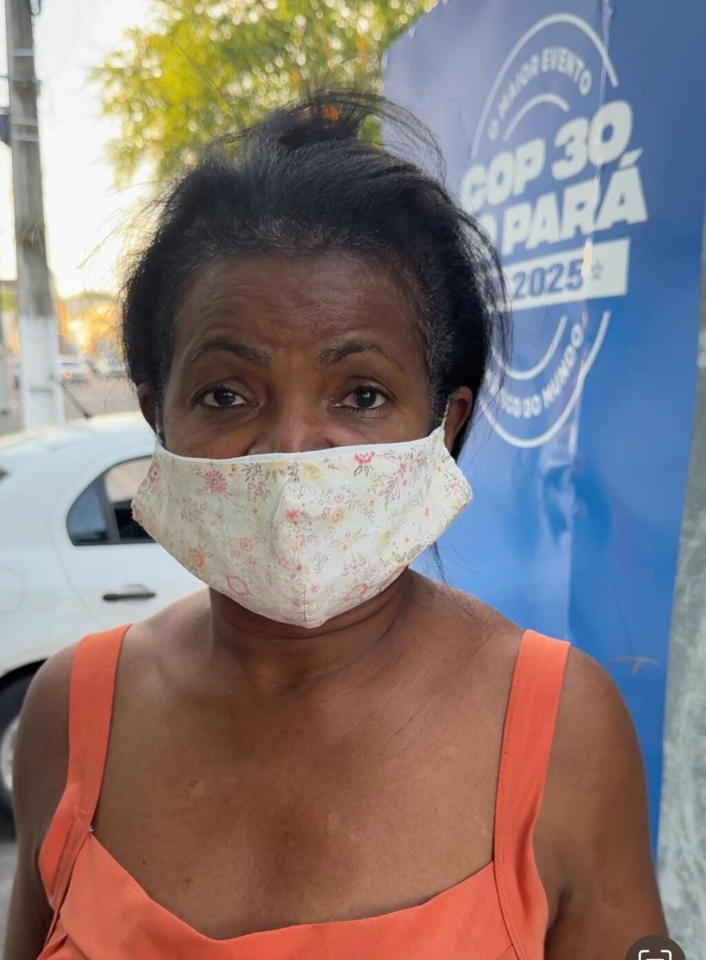 D. Oscarita, moradora do Bairro Cidade Velha, notificada para deixar sua casa para as obras do Parque Linear da Tamadaré, em Belém.