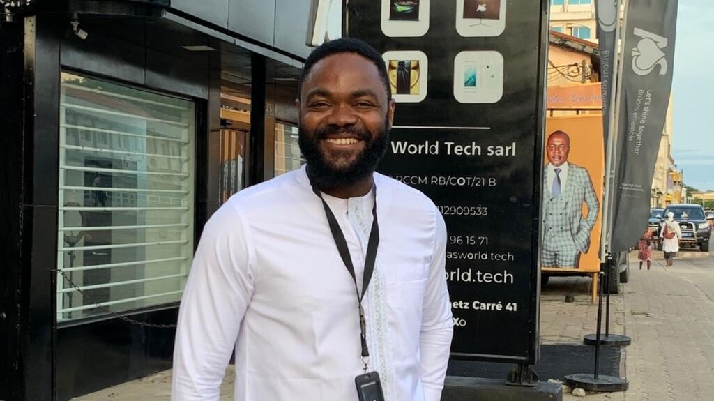 Richard Odjrado, créateur de la marque AS World Tech, premier fabricant de lunettes et de montres connectées au Bénin.