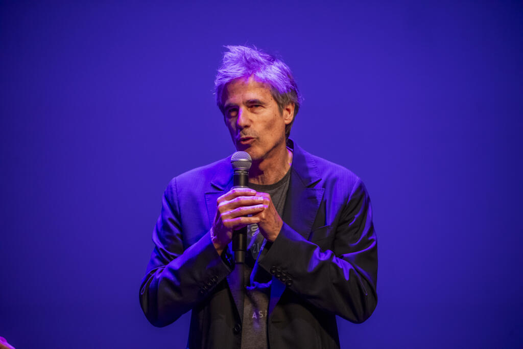 Walter Salles discursa durante a cerimônia de abertura do Festival de Cinema Latino-Americano de Biarritz. Em 21 de setembro de 2024.