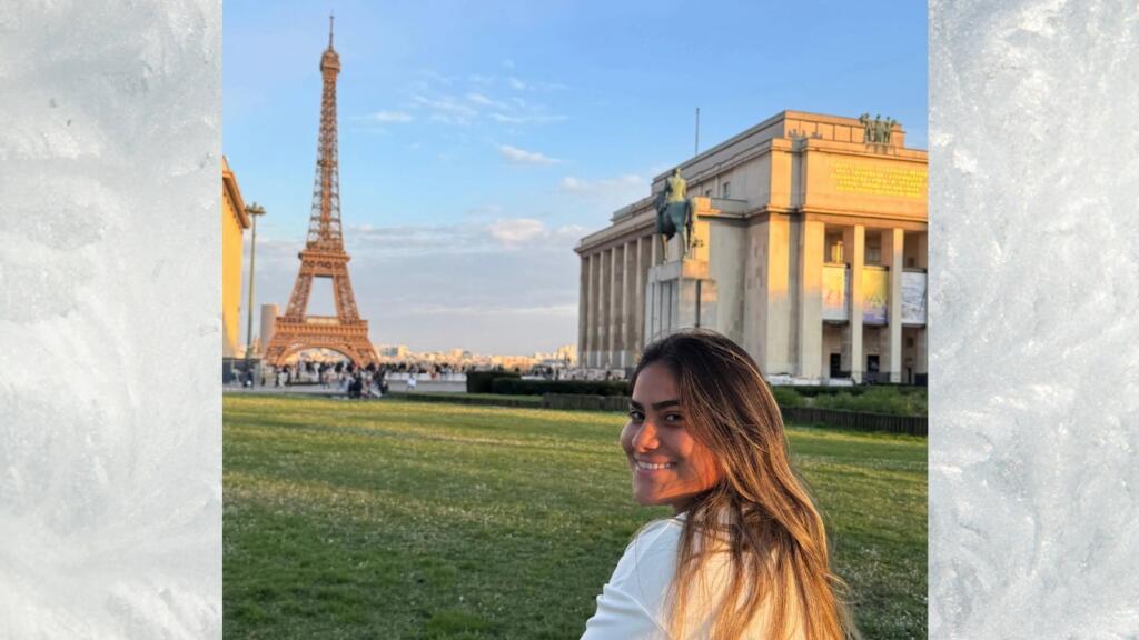 Taís Prioste em visita à Torre Eiffel, em Paris.