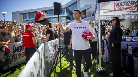 Charlie Kirk repartiendo gorras antes de ser asesinado en la Universidad de Utah Valley en Orem, Utah, el miércoles 10 de septiembre de 2025.