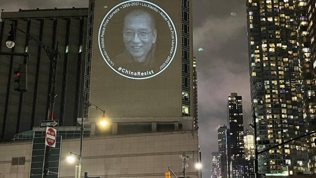 国际人权日时中国驻纽约总领馆外墙曾再现大型政治投影?新增刘晓波及“中国良心犯”主题图像