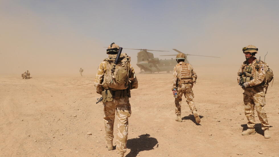 Wanajeshi wakitembea kuelekea helikopta ya jeshi la Uingereza, katika jimbo la Helmand nchini Afghanistan, mwezi Machi 2010.