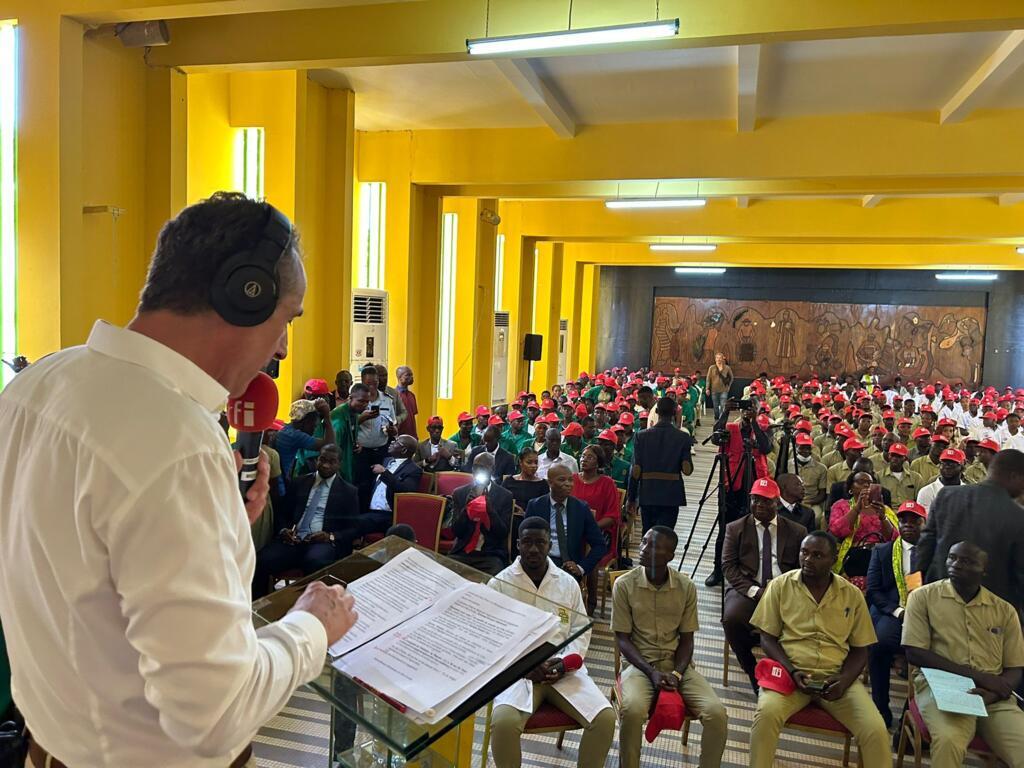 Juan Gomez (au premier plan) présente l'émission Appels sur l'actualité délocalisée en Côte d'Ivoire, à l'occasion du 15è festival des musiques urbaines d'Anoumabo. 