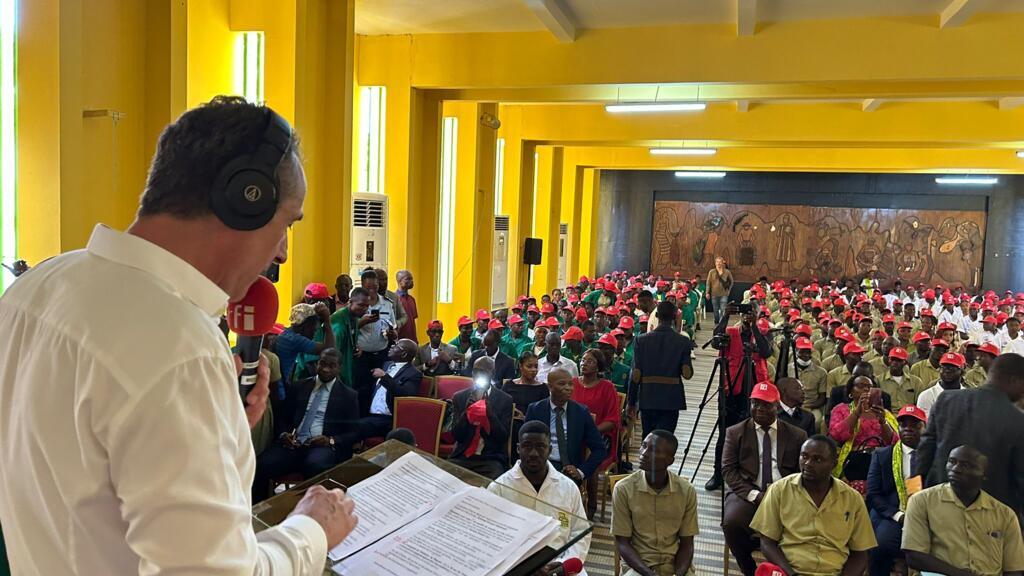 Juan Gomez (au premier plan) présente l'émission Appels sur l'actualité délocalisée en Côte d'Ivoire, à l'occasion du 15è festival des  musiques urbaines d'Anoumabo.