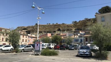 Khu cảng Saint-Chamas, dựa lưng vào đồi đá vôi.