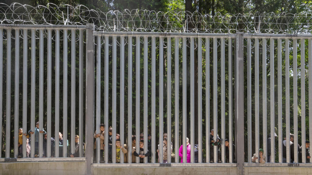 Migranți la granița dintre Belarus și Polonia unde guvernul de la Varșovia a construit un gard
