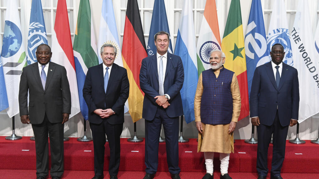 De gauche à droite : le président sud-africain Cyril Ramaphosa, son homologue argentin Alberto Angel Fernandez, le ministre-président de Bavière Markus Soder, le Premier ministre indien Narendra Modi, et le président sénégalais Macky Sall, à la résidence de Munich, le 26 juin 2022.