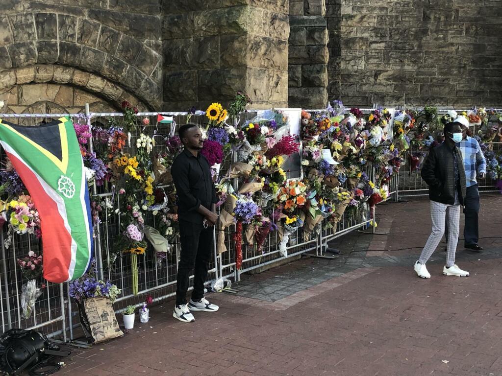 Flores em homenagem ao arcebispo Desmond Tutu, na Cidade do Cabo (29/12).
