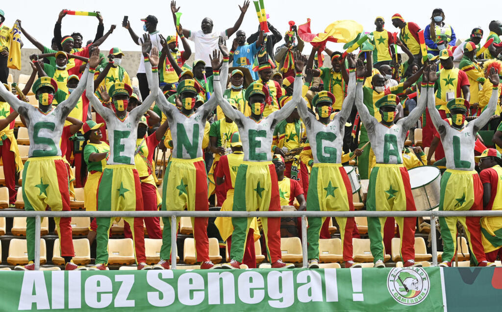 Torcedores do Senegal nas arquibancadas do estádio de Bafoussam (Camarões) para empurrar a seleção nos jogos pelo grupo C.