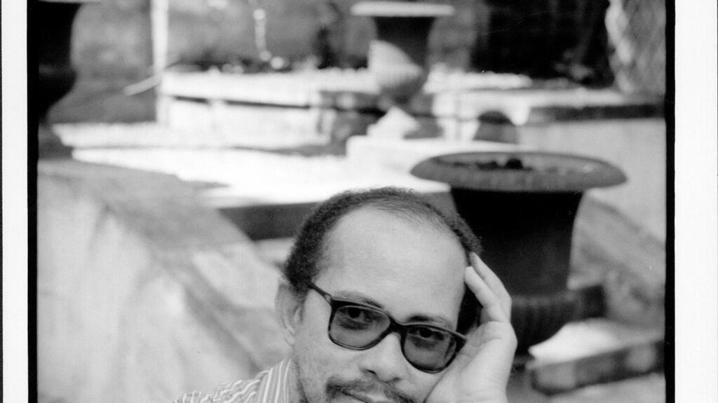 Photographie portrait de l'écrivain Raphaël Confiant.