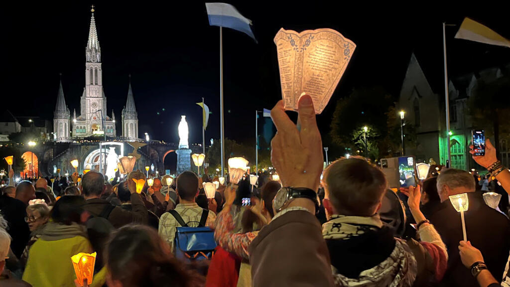 Plus de 7000 pèlerins suivent la procession aux flambeaux derrière la statue de la Vierge Marie, dont des participants à un pèlerinage de chrétiens et de musulmans organisé par le mouvement « Ensemble avec Marie » (octobre 2025).