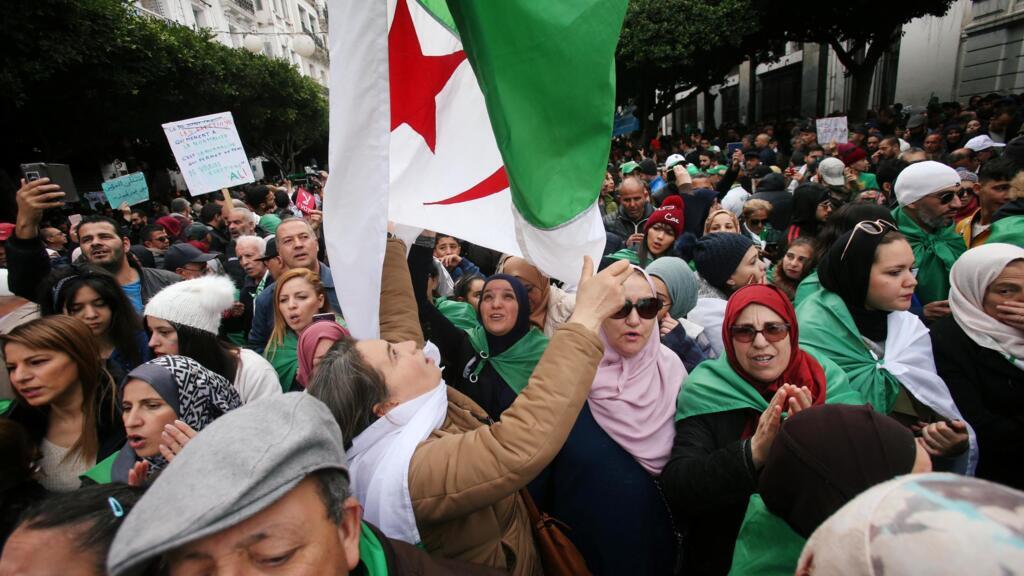 Des milliers d'Algériens étaient sortis dans les rues d'Alger pour manifester vendredi 13 décembre 2019.