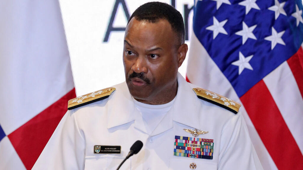 États-Unis: départ de l'amiral chargé de superviser les frappes dans les Caraïbes