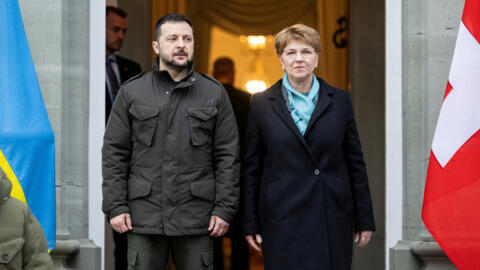 ویولا آمهرد رئیس کنفدراسیون سوئیس در کنار ولودیمیر زلنسکی رئیس جمهوری اوکراین در شهر برن سوئیس