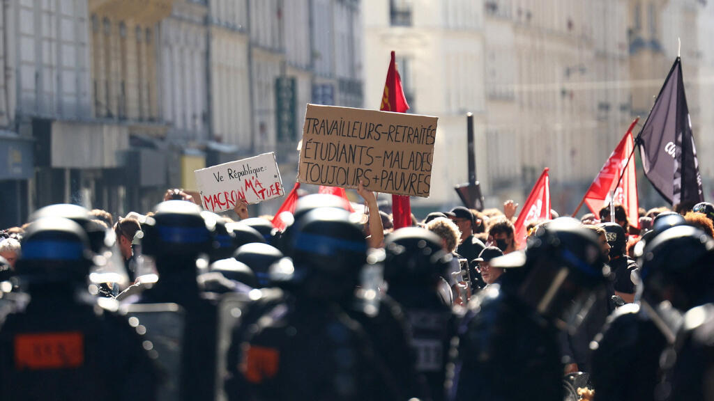 Des manifestants affrontent la police antiémeute lors d'une manifestation à Paris dans le cadre d'une journée nationale de grève et de protestations contre le gouvernement et les coupes budgétaires, avec des partisans du mouvement « Bloquons tout », le 18 septembre 2025. Le slogan est le suivant : « Travailleurs, retraités, étudiants, malades. Toujours plus pauvres ».