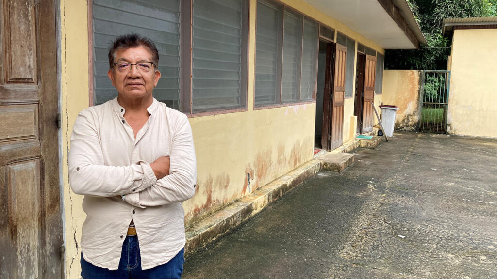 Guillaume Kouyouri devant les dortoirs du home d'Iracoubo où il a été pensionnaire de l'âge de 6 à 12 ans.