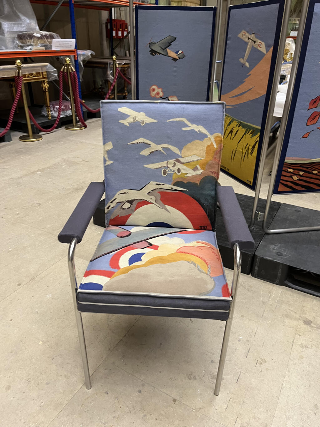 Fauteuil et paravent dans les réserves du Mobilier national