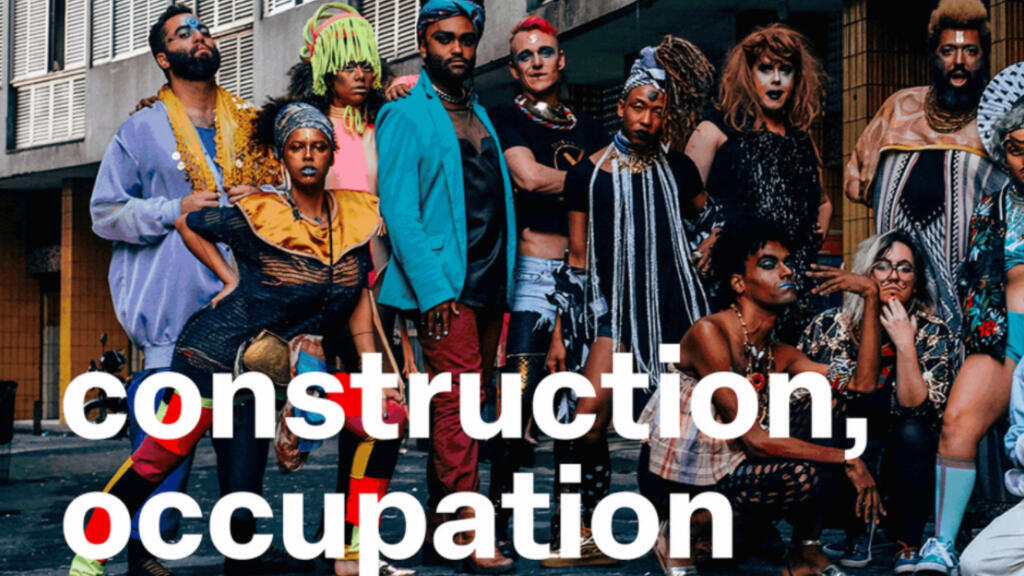 A exposição reúne 24 artistas e coletivos, com obras em diferentes mídias: fotografias, esculturas, instalações, vídeos, livros e cartazes, que levam à reflexão sobre como os espaços urbanos e a vida de milhares de pessoas podem ser repaginados.