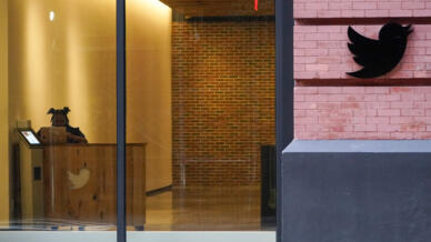 Un réceptionniste dans le hall de l'immeuble abritant les locaux de Twitter à New York, mercredi 26 octobre 2022.