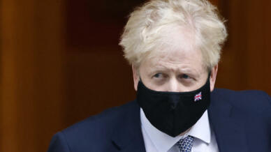Boris Johnson sale de su residencia oficial del número 10 de Downing Street para dirigirse a una sesión de control al gobierno en el Parlamento británico, el 12 de enero de 2022 en Londres