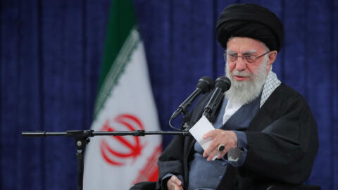 Kiongozi Mkuu wa Iran Ayatollah Ali Khamenei akizungumza wakati wa mkutano na maafisa wa jeshi la anga huko Tehran, Iran, Februari 5, 2024.