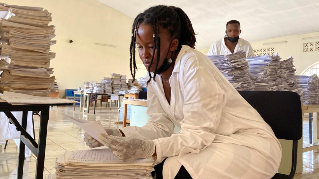 À Kigali, les rescapés de l’association Ibuka classent leurs propres archives.