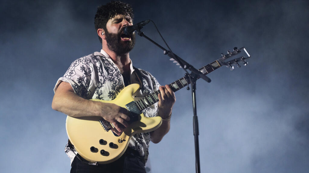 O vocalista e guitarrista do grupo Foals, Yannis Philippakis, durante show no Reading Music Festival, na Inglaterra, em 25 de agosto de 2023.