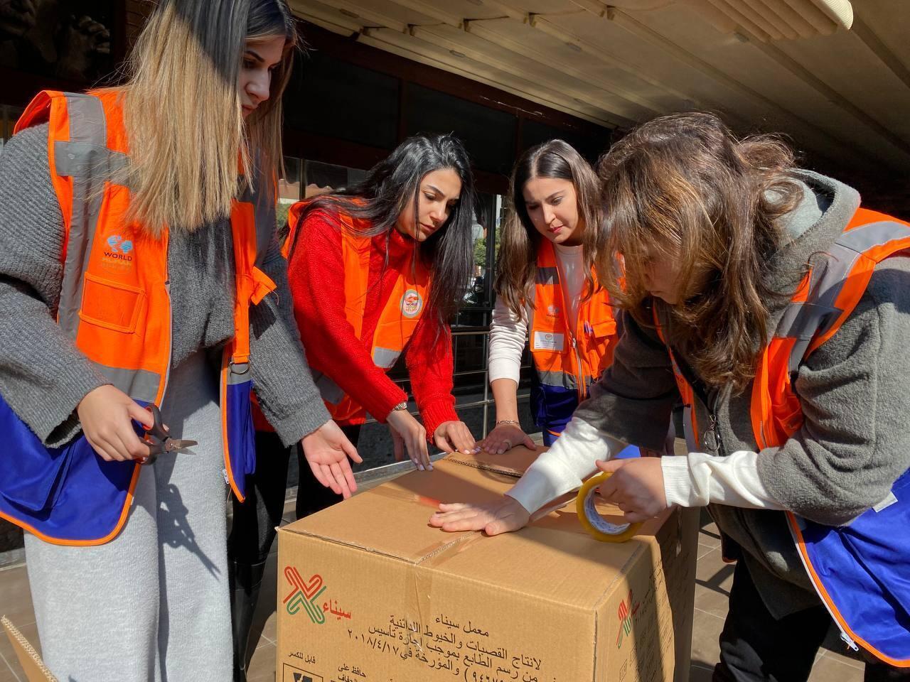 Des bénévoles de l'association World Human Relief dispatchent les milliers de dons dans des cartons qui sont ensuite acheminés dans les zones sinistrées. Adana, jeudi 16 février 2023.