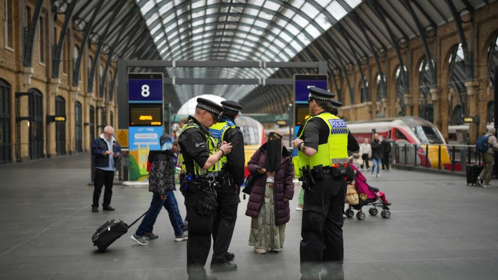 Reino Unido: Sospechoso del ataque a cuchillo en un tren que dejó 10 heridos es formalmente acusado de intento de asesinato