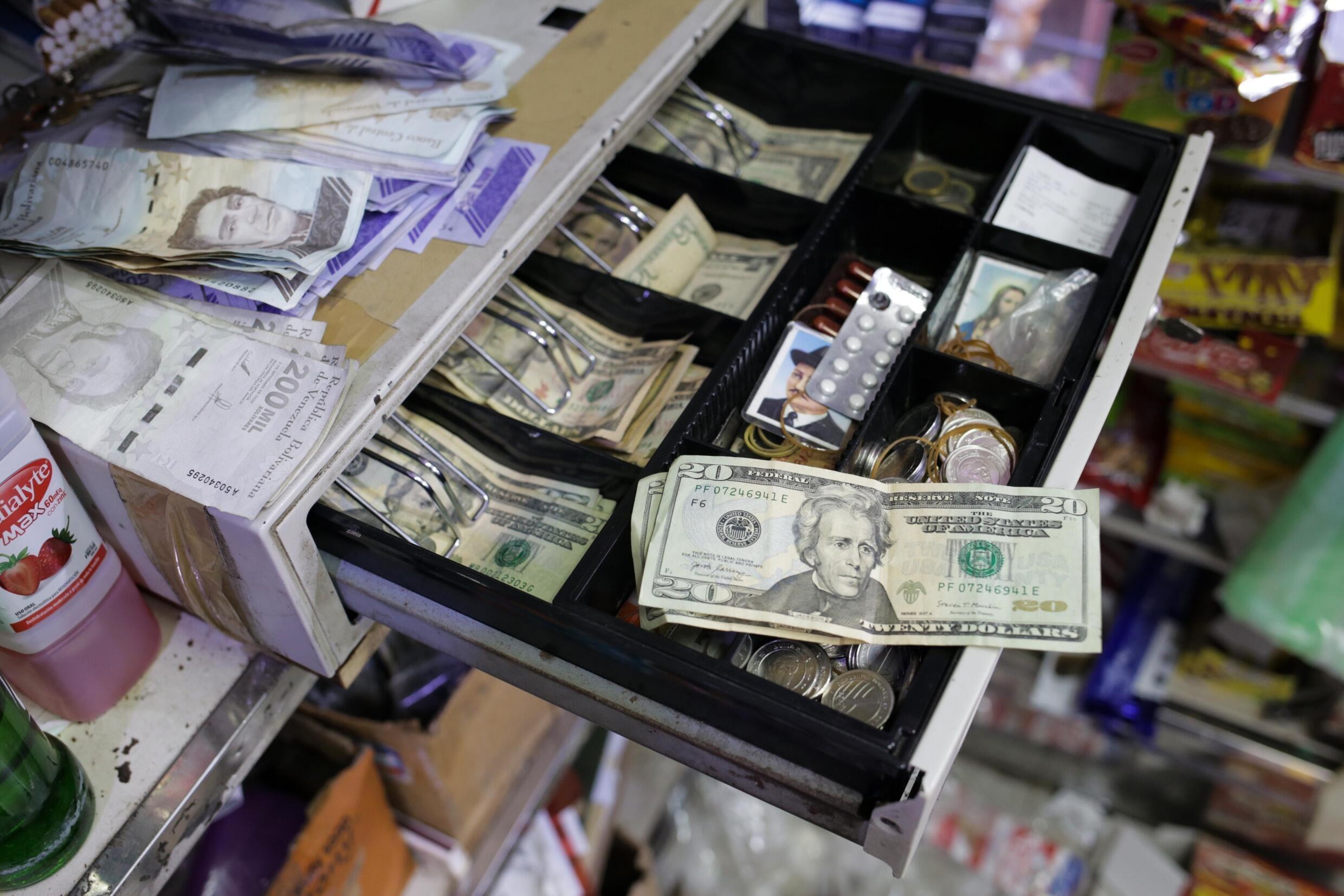 El aumento del gasto público golpeó al bolívar desde agosto