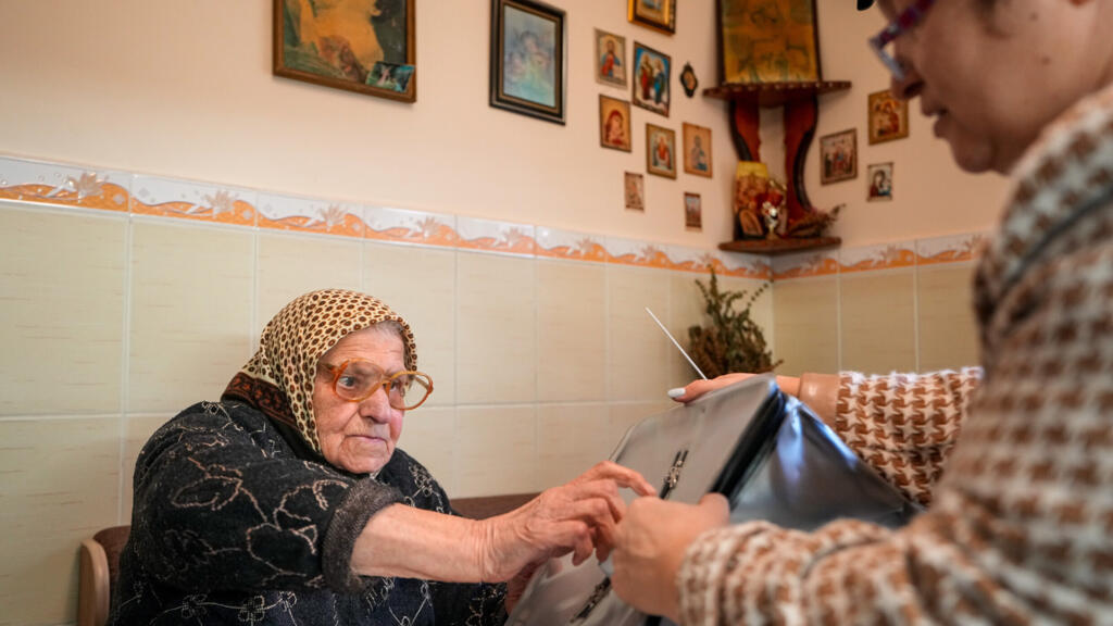Feodora, în vârstă de 92 de ani, își exercită dreptul de vot la o urnă mobilă, satul Durlești, Republica Moldova, 28 septembrie 2025.