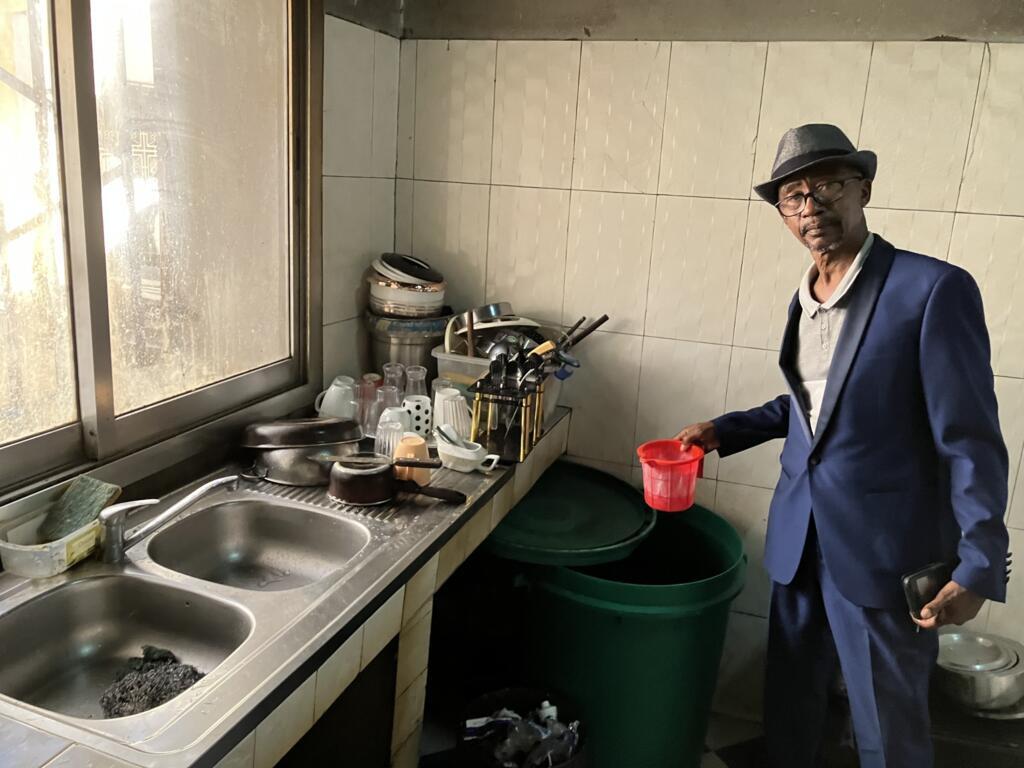 Ibrahim Selemane n'a pas accès à l'eau, dans sa maison du quartier Bacha, au cœur de la capitale Moroni. Il est obligé d'en acheter et de remplir des cuves et des bassines.
