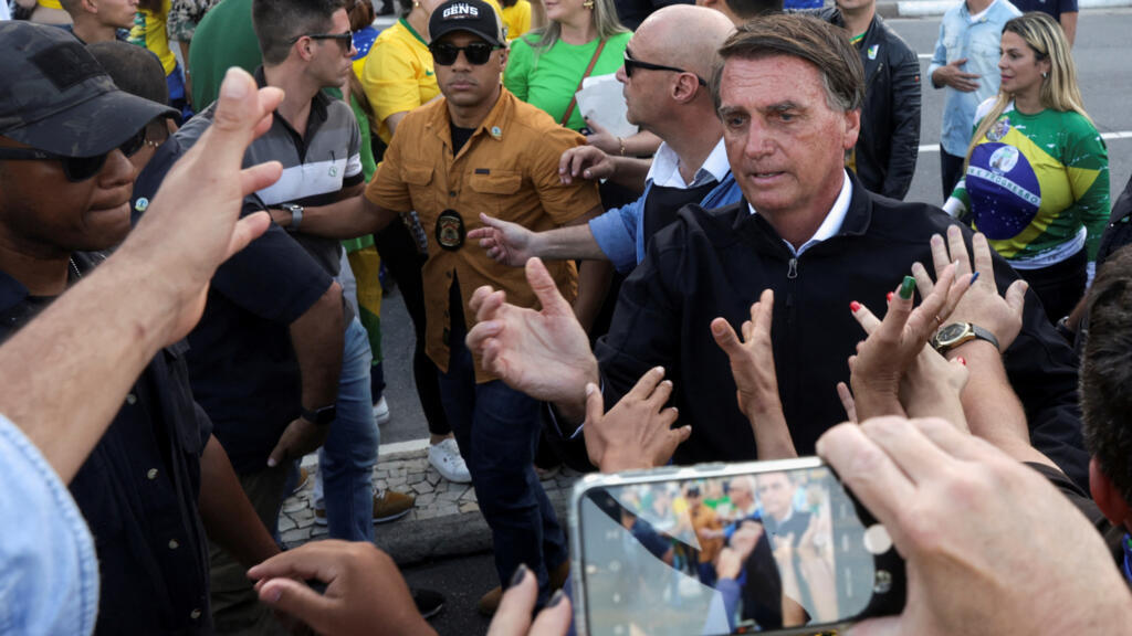 Jair Bolsonaro discursou nessa quarta-feira e falou da proximidade do dia D para sua campanha. “Temos pela frente, daqui a poucos dias, uma encruzilhada. Tivemos momentos semelhantes em 2018. O outro lado tentou tirar a gente da jogada. Sofremos um atentado, mas vencemos”, falou o candidato à reeleição.