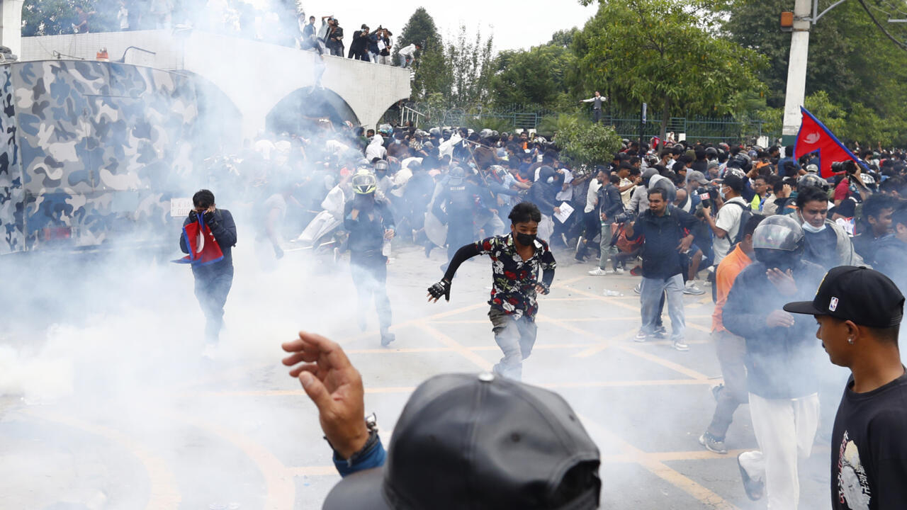 Népal: des heurts meurtriers éclatent lors de manifestations contre le blocage des réseaux et la corruption
