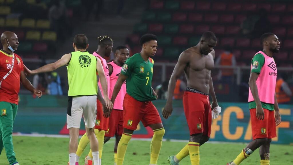 La tristesse des joueurs camerounais après leur défaite contre l'équipe égyptienne, lors de la demi-finale de la CAN 2022, le 3 février, à Yaoundé.