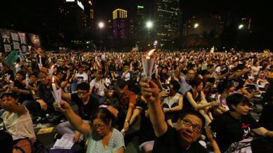 此景将不再。资料图片:2014年6月4日,数万港人在维多利亚公园(维园)参加六四烛光纪念晚会。