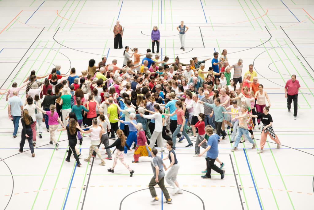 CERCLES, Boris Charmatz, 2024, um trabalho-workshop de dança de formato inédito, com a participação de 200 amadores e profissionais das artes cênicas, apresentado no Festival de Avignon.
