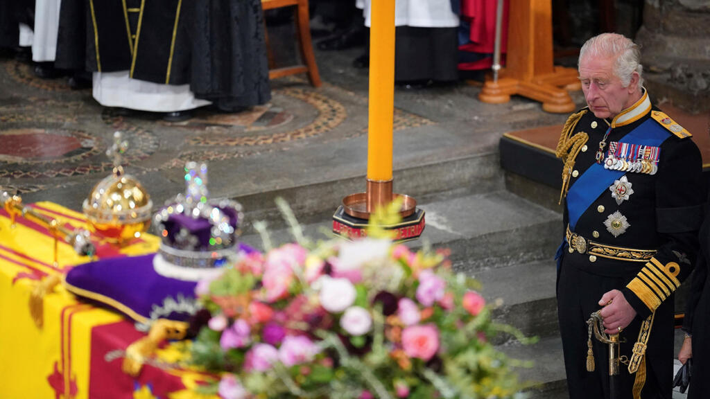 Le roi Charles III, devenu aussi gouverneur suprême de l’Église d’Angleterre, se recueille auprès du cercueil de sa mère, lors de la cérémonie à l’Abbaye de Westminster, le lundi 19 septembre 2022.