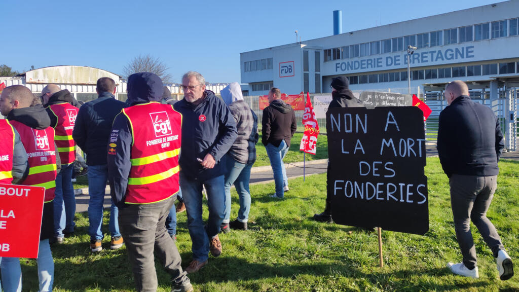 Décembre 2024, mobilisation de la CGT devant Fonderie de Bretagne. Pour une fois, direction et syndicats travaillent main dans la main pour tenter d'éviter la fermeture de l'usine, l'un des plus anciens sites industriels de France.
