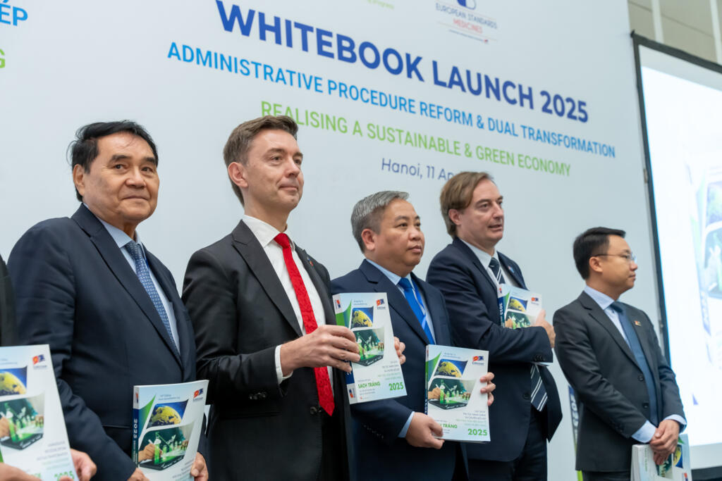 Hiệp hội Doanh nghiệp châu Âu (EuroCham) tại Việt Nam công bố Sách Trắng 2025. Từ trái sang phải : ông Jean-Jacques Bouflet, phó chủ tịch EuroCham, đại sứ Liên Hiệp Châu Âu tại Việt Nam Julien Guerrier, chủ tịch EuroCham Bruno Jaspaert (thứ 4 ), Hà Nội, ngày 11/04/2025.