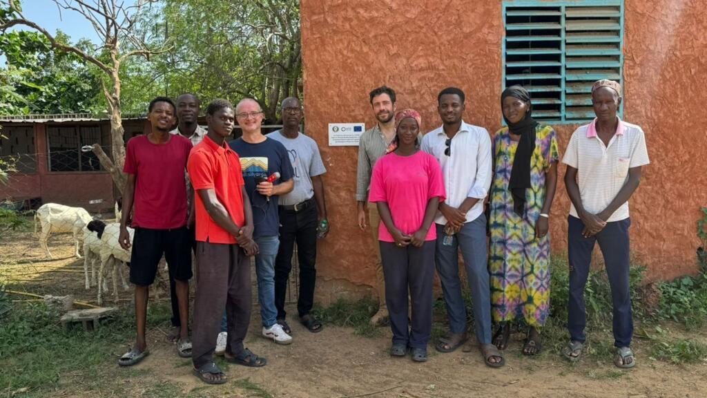 L'équipe de la ferme des 4 chemins à Toubab Dialaw (Sénégal) et ses étudiants
