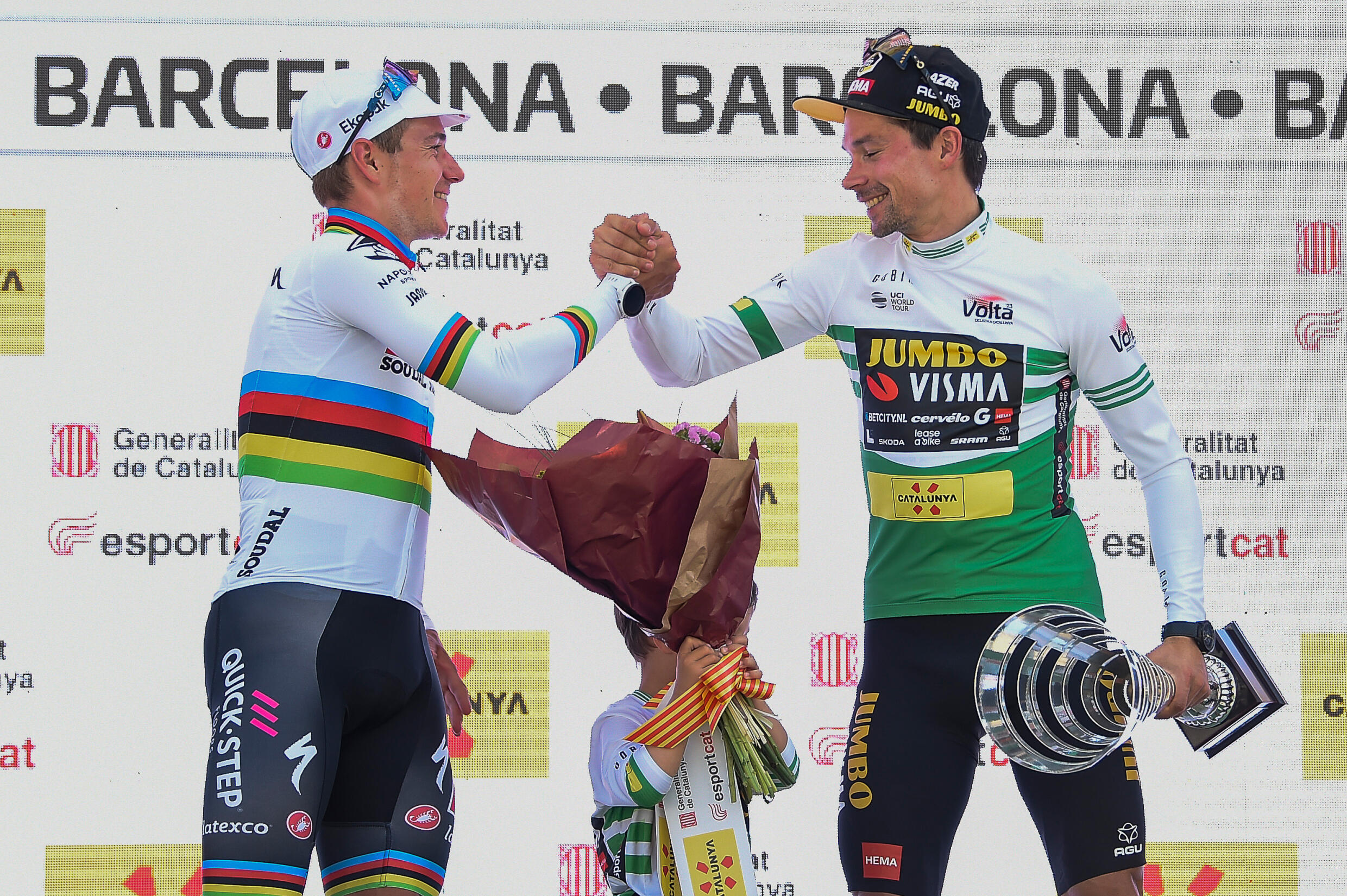 El ciclista Primoz Roglic (drcha.), vencedor de la Vuelta a Cataluña por delante de Remco Evenepoel (izq.), el 26 de marzo de 2023 en Barcelona