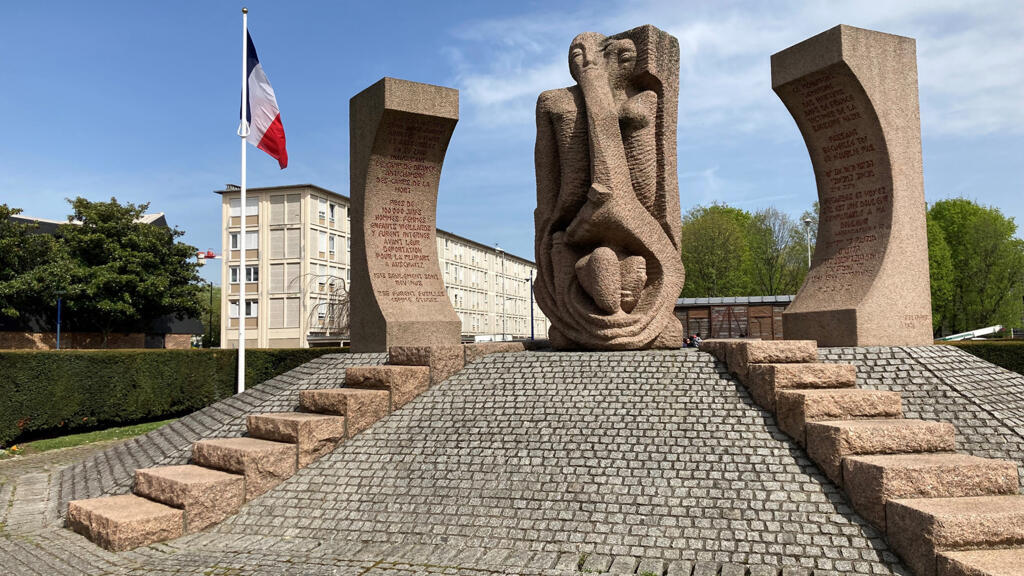 Monument aux déportés devant le bâtiment en forme de U qui fut le camp de Drancy, plaque tournante de la déportation des Juifs de France entre 1941 à 1944.