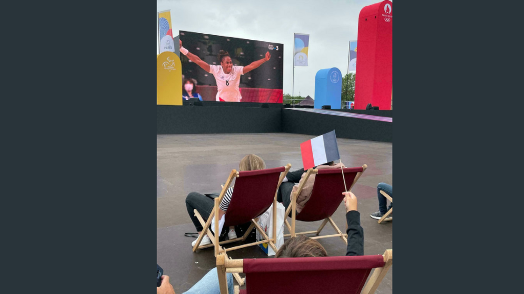 Menino agita bandeira francesa na fanzone do Trocadero, em Paris (4/8/21).