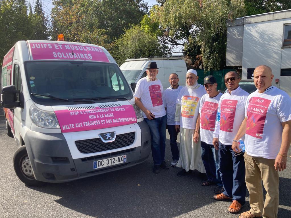 Devant le mini-bus de l’AJMF, le rabbin Michel Serfaty, l’imam de Ris-Orangis Hajj Mouloud El Ouassia et des fidèles de la mosquée ont tous revêtu le tee-shirt de l’association Amitié judéo-musulmane de France.