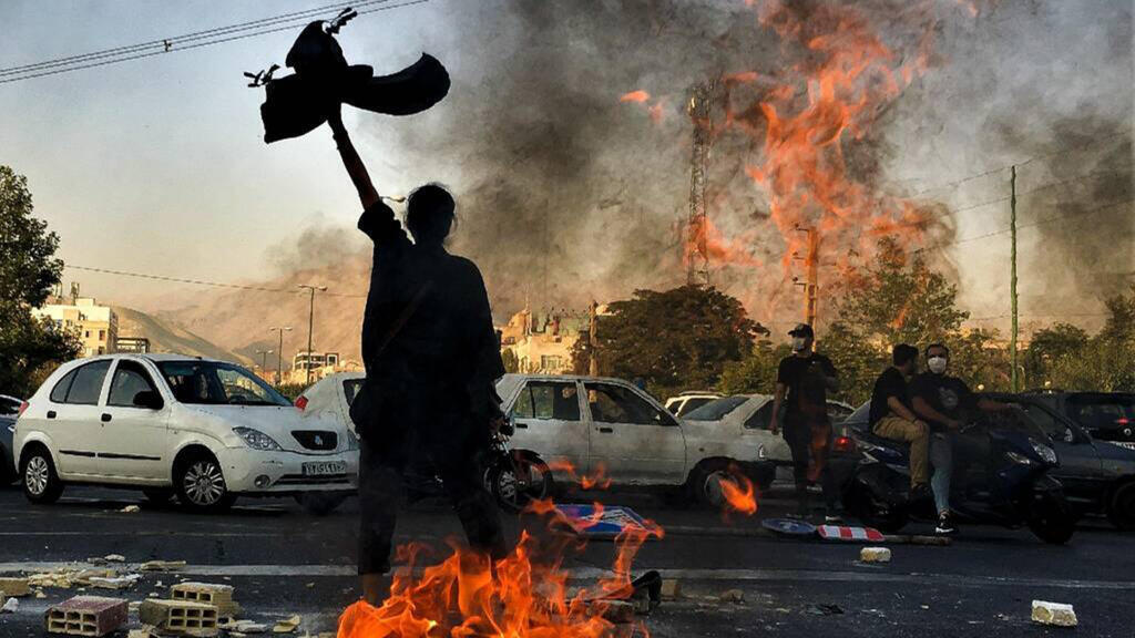 Les Iraniennes résistent en se coupant les cheveux et en brûlant leur voile.